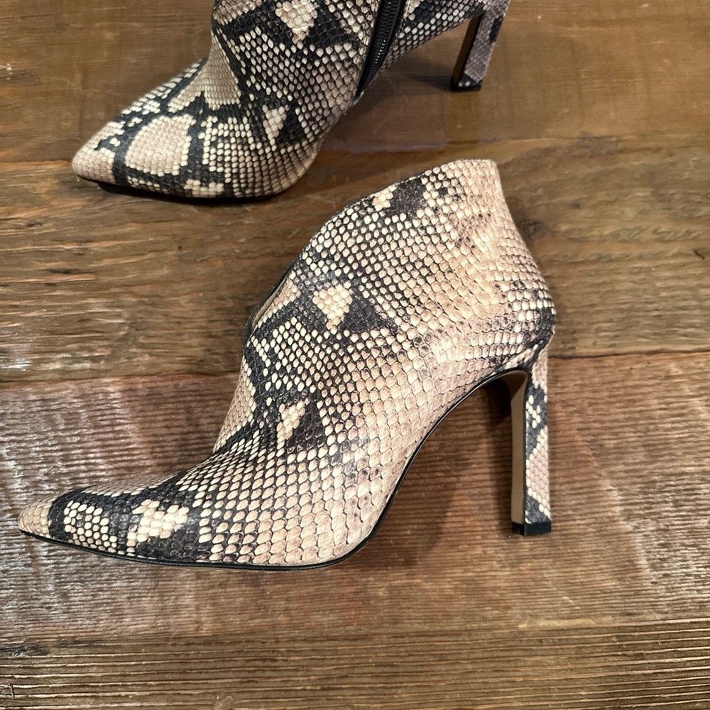 Vince Camuto Sestrinda Snake Print Pointed Toe Leather Heeled Ankle Booties Sz 7 - Picture 5 of 9